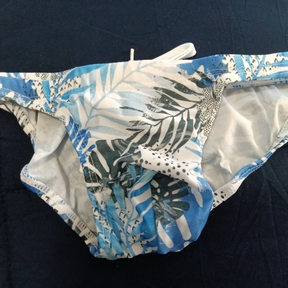 NWT ARIGREBEN 1" SWIM BRIEF, SIZE "S" (28"-30"), BLUE AND WHITE LEAF PATTERN.
